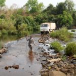 Weg over de rivier in Fouta Djalon Guinee